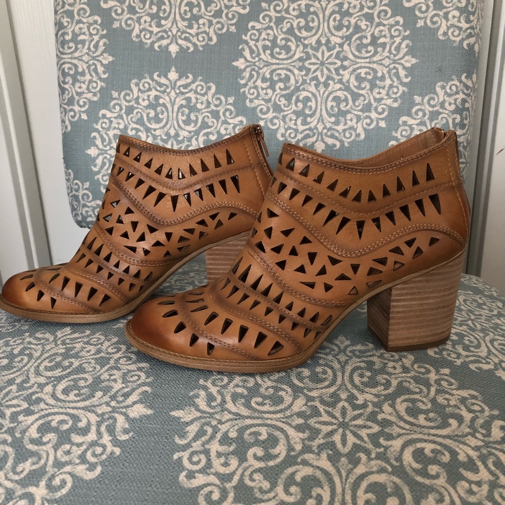 Sofft cut out booties 8 1/2 Leather